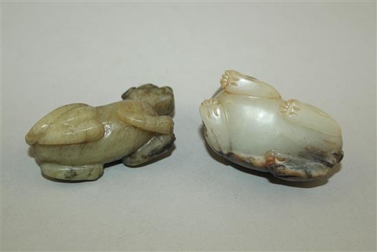 Two Chinese jade figures of mythical beasts, 18th / 19th century, 7cm